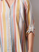 Camisa larga de rayón marca Robert Louis, con estampado a rayas verticales en tonos coral y blanco. Tiene cuello con solapa, abertura central con botones, mangas largas regulables con presilla y botón, y tajos laterales.