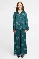Pantalón ancho de seda viscosa con estampa de tigre, bolsillos laterales y cintura elástica.