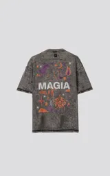 Remera gris con efecto nevado, de manga corta y cuello redondo. Estampado en la espalda con la palabra "MAGIA" en blanco y dibujos en color naranja y violeta.