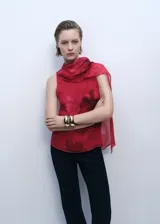 Blusa sin mangas de gasa color rojo con estampado de flores, cuello drapeado y fular incorporado.