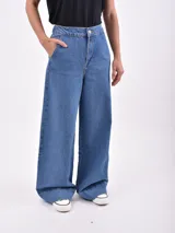 Pantalón de jean celeste de corte ancho y tiro alto.