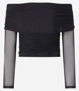 Blusa negra con escote hombro a hombro y mangas largas de tul transparente.