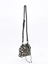 Bandolera tipo bucket con estampado animal print de leopardo en tonos beige y marrón. Tiene cierre con cordón ajustable y correa de hombro extraíble.