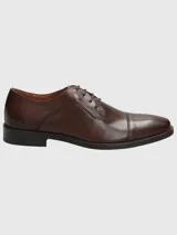 Zapato de vestir formal de cuero color marrón con cordones.