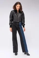 Campera negra de nylon acolchada con cierre frontal y cuello de punto.