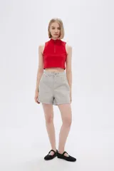 Short de jean color beige, de tiro alto y corte holgado.