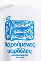 Remera blanca de algodón de peso medio con cuello redondo ribeteado, hombros caídos y bajo recto. Tiene un estampado pequeño en el lado izquierdo del pecho con texto en griego de color celeste. Corte holgado.