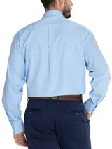 Camisa de hombre RKF, modelo WF PB, de manga larga con diseño a cuadros celestes y blancos. Tiene cuello abotonado, bolsillo en el pecho con logo bordado y tecnología wrinkle-free.