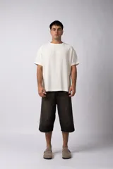 Remera color crudo de lino con textura entramada, calce cómodo y mangas cortas.