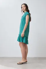 Vestido corto rojo con escote en V y volado en el ruedo.