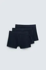 Pack de tres calzoncillos tipo bóxer color azul marino, con cintura elástica.