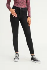 Pantalón de jean negro de tiro alto, corte super skinny y calce ajustado en cadera y muslos.