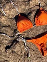 Conjunto de bikini con estampado animal print blanco y negro. El corpiño es de triángulos movibles con tiras finas para atar al cuello y a la espalda, con almohadillas desmontables. La bombacha es colaless con tiras finas para atar a los costados.