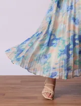 Vestido midi de gasa plisada con estampado abstracto en tonos azules, verdes y beige. Escote redondo, sin mangas, cintura elastizada con lazo de ajuste y abertura central en la espalda con botón.