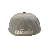 Gorro gris de visera plana con logo de Hellstar bordado en el frente.