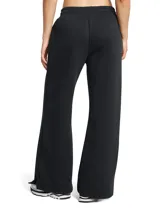 Pantalón deportivo Under Armour Icon Fleece para mujer, color negro, de corte holgado y pierna ancha, con cintura elástica ajustable con cordón, bolsillos laterales y logo estampado en la pierna izquierda.