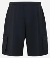 Bermuda masculina de algodón y poliéster, color marrón oliva, con cintura ajustable mediante cordón, pliegues frontales y múltiples bolsillos cargo con cierres metálicos.