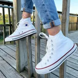 Zapatillas Converse Chuck Taylor All Star Hi, color blanco, de caña alta y suela de goma.