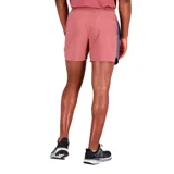 Short deportivo New Balance color salmón con cintura elástica, logo estampado en la pierna y detalles en gris y negro en los laterales.
