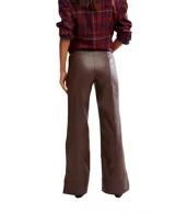 Pantalón marrón de corte bootcut, confeccionado en material vegano con paneles de costuras favorecedoras.