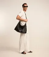 Remera de manga corta color marrón, con cuello redondo y textura acanalada vertical. Confeccionada en viscosa y poliamida.