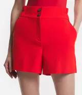 Bermuda blanca de poliéster con cintura elástica, cierre con cremallera y botones, y bolsillos laterales.