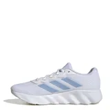 Championes Adidas Switch Move blancos con detalles celestes. Capellada de malla técnica ligera con refuerzos sintéticos, entresuela de EVA y suela Adiwear de goma.