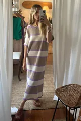 Vestido largo tejido a rayas horizontales en tonos beige y lila, con mangas cortas y cuello redondo.