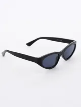 Lentes de sol negros con marco ovalado y lentes oscuros.