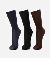 Kit de tres pares de medias de vestir para hombre, lisas, confeccionadas en 100% poliamida.