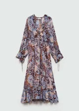 Vestido largo de gasa con estampado paisley en tonos celeste, marrón y rosa. Tiene escote en V con volantes, mangas largas con puños elásticos y lazos, y forro interior.