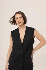 Chaleco de lana 100%, con un diseño sin mangas y forro, ideal para superponer.