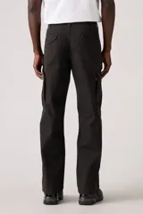 Pantalón largo de gabardina color negro, corte holgado, con bolsillos laterales tipo cargo y bolsillos traseros con solapa.