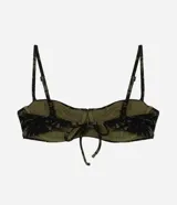 Bikini top con estampa de palmeras, modelo media taza con breteles ajustables, aro y lazo en la espalda. Confeccionado en microfibra.