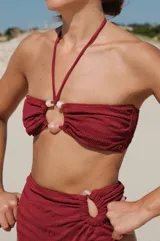 Top de bikini marrón con textura acanalada, tirantes finos que se atan al cuello y espalda, y detalle de cuentas de resina.