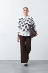 Sweater tramado y calado a rayas blancas y azul marino, con escote en V y mangas largas.