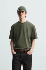 Camiseta verde militar de corte recto, cuello redondo y manga corta.