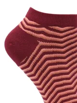 Calcetines tobilleros color borgoña con diseño de ondas en color rosa claro.