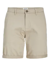 Short chino color beige de Jack & Jones, con corte regular, bolsillos laterales y traseros, y dobladillo en la botamanga.