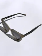 Lentes de sol negros con marco cuadrado y detalles rojos. Lentes con protección UV 400 y tecnología polarizada. Marca Osten, modelo Bali 2602.