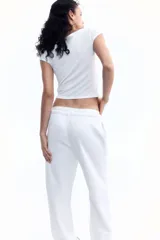 Pantalón jogger blanco de corte amplio, con cintura elástica ajustable con cordón y bolsillos laterales.