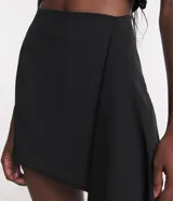 Short pollera corto color negro, confeccionado en crepé con cierre en la espalda y cinta lateral.