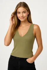 Musculosa roja de punto con escote en V y breteles anchos.