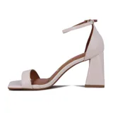 Sandalia de tacón alto color blanco, con una tira delgada sobre los dedos y pulsera con hebilla al tobillo.