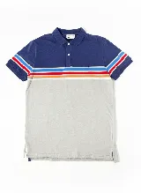 Polo de hombre con cuello clásico y tapeta de dos botones. Diseño a bloques de color azul marino en la parte superior y gris en la inferior, con franjas horizontales en azul, rojo, naranja y blanco en el pecho y mangas cortas con ribete azul marino y franjas a juego. Logo bordado en el pecho.