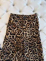 Pantalón sastrero con estampado animal print, tela rígida con bolsillos delanteros.