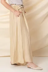 Pantalón palazzo blanco de viscosa, con cintura elastizada, cinto trenzado y bolsillos laterales.