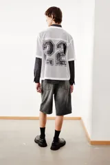 Short de denim de algodón rígido color gris oscuro con efecto lavado. Diseño de cinco bolsillos, corte holgado y tiro caído.