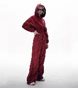 Buzo hoodie gris de tela deportiva con faja estilo corset y detalle de puño en manga.