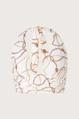 Top de traje de baño halter blanco con estampado de cadenas doradas y marrones, con faja amplia que realza el escote. Se ata al cuello y a la espalda con tiras anchas.